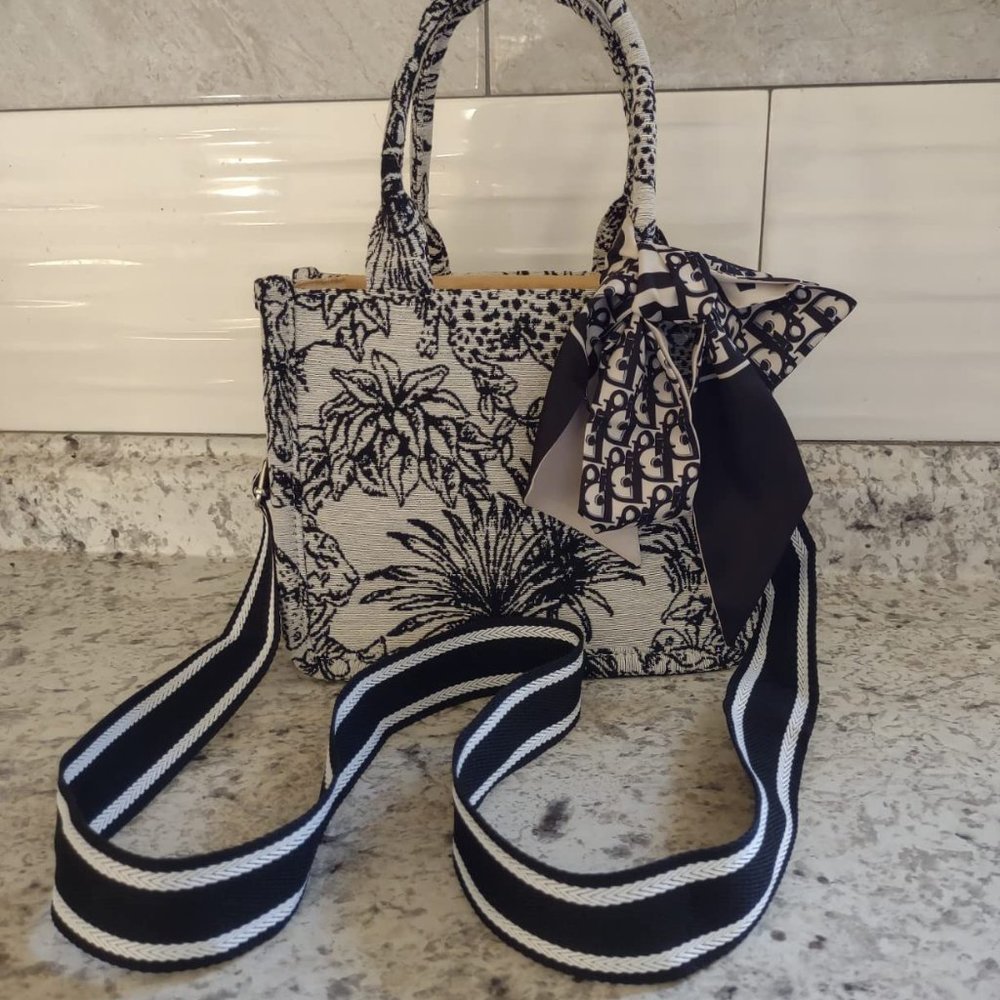 Neiman Marcus South American Jungle Print Bag - Picture 2 of 5